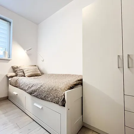 Walk To Park, Modern 2bd Kitchen! Balcony, Parking Wroclaw