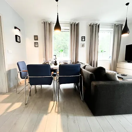 Walk To Park, Modern 2bd Kitchen! Balcony, Parking *
